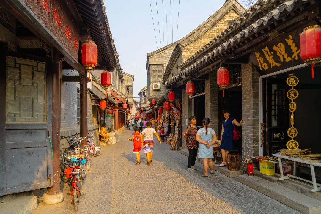 走進(jìn)南陽古鎮(zhèn)，靜看搖櫓船，輕輕卷漣漪